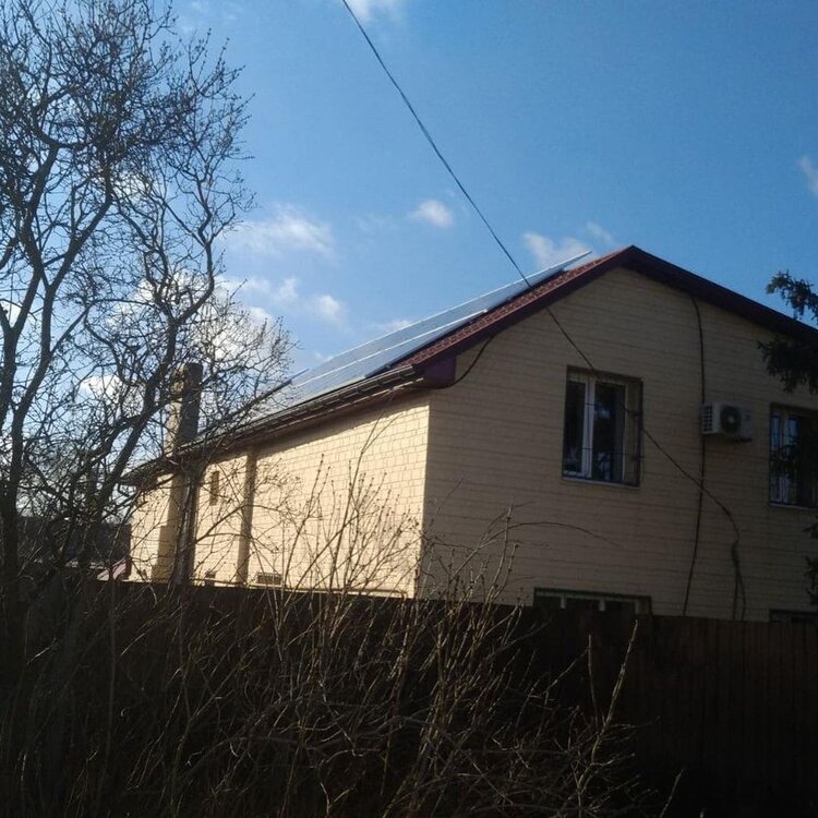 сонячні панелі на даху