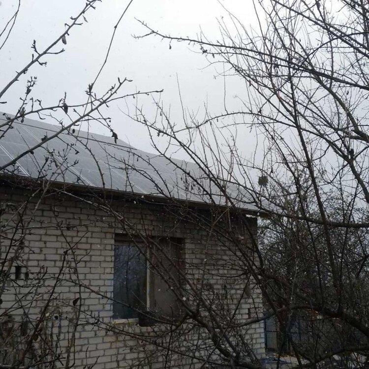 сонячні панелі на будинку з білої цегли