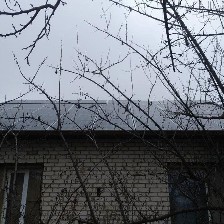 сонячні панелі на будинку 