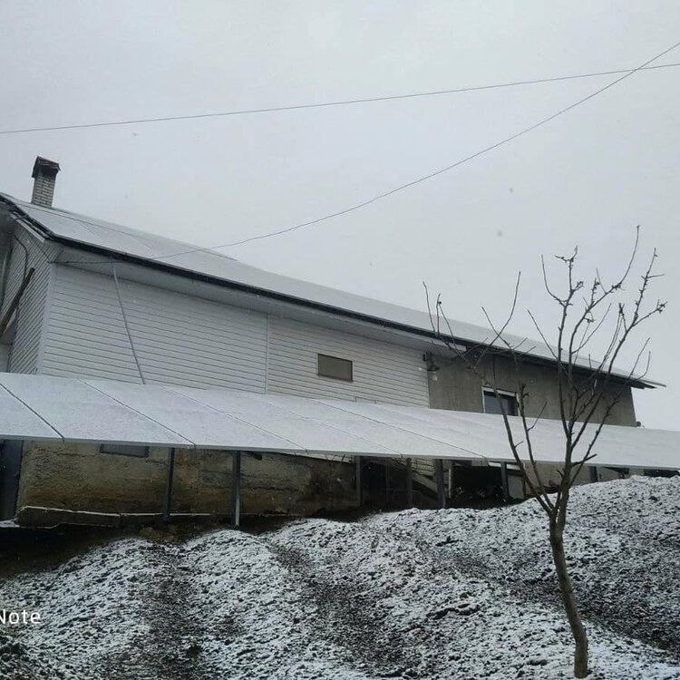 снег на солнечных панелях